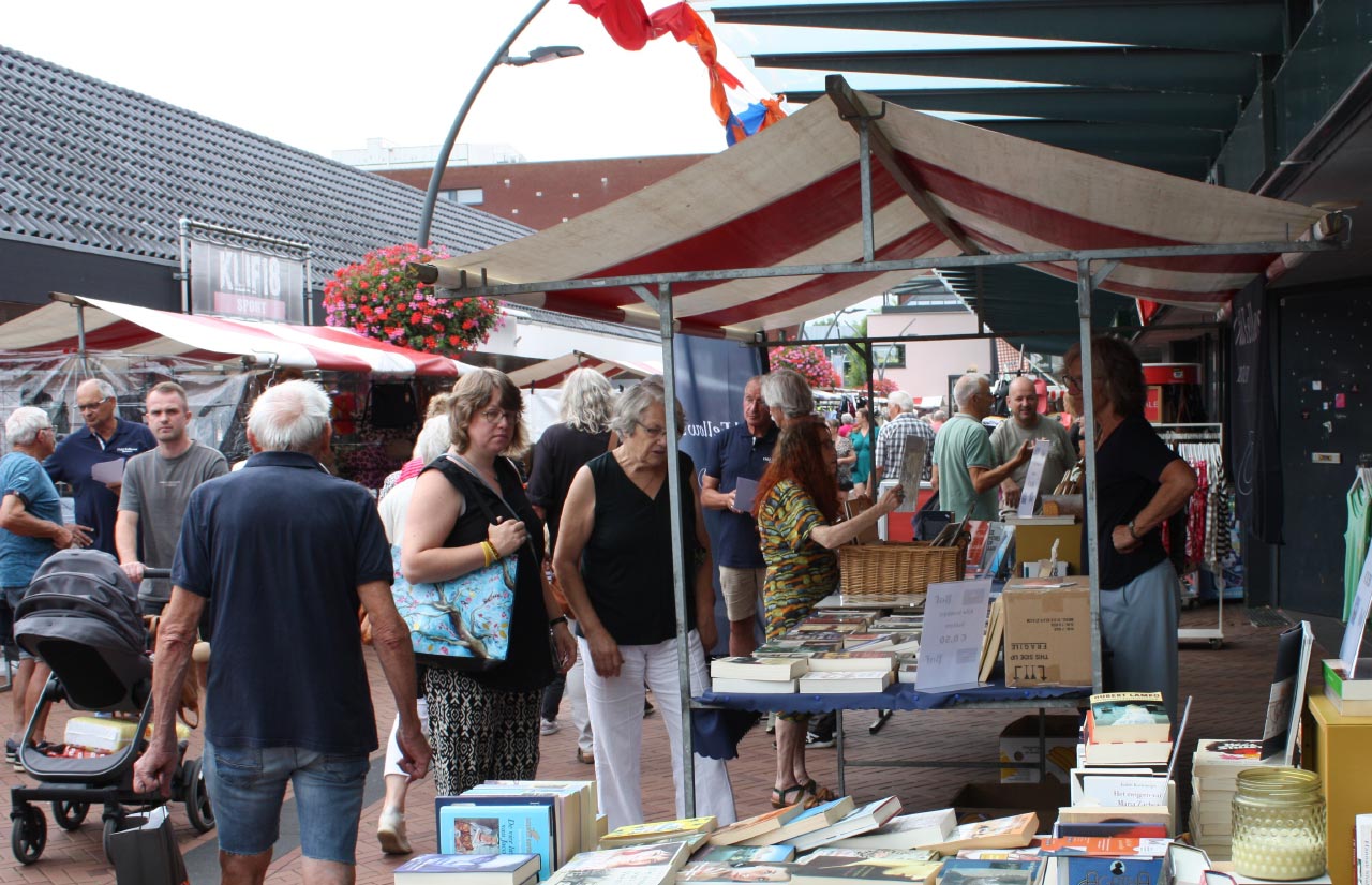 Odd Fellowleden in gesprek met bezoekers tijdens Meerpaaldagen in Dronten