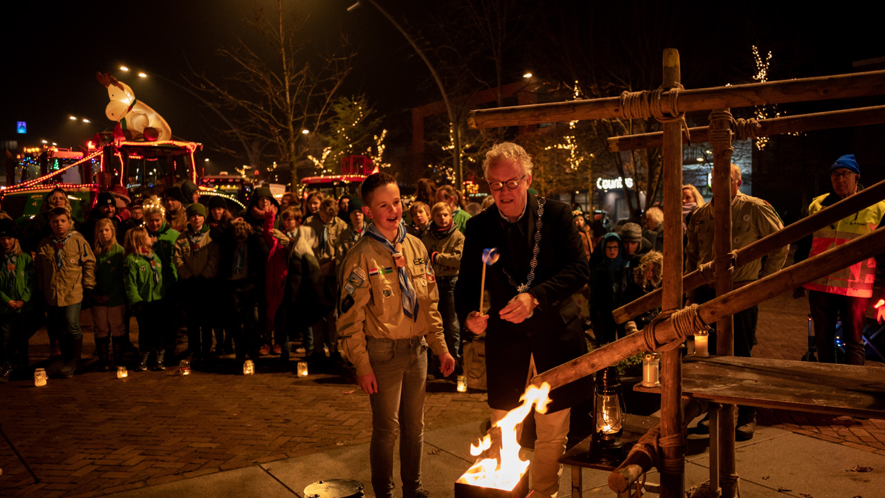 Burgemeester Gebben en de Flevo-Scouts ontsteken het Vredeslicht