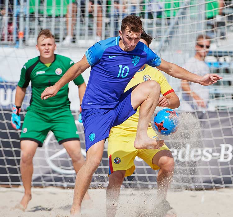 Beach Soccer Toernooi op woensdagavond zit vol en Telegraaf heeft belangstelling