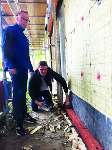 Rik Breemhaar legt eerste steen van derde kantoorvilla in Dronten